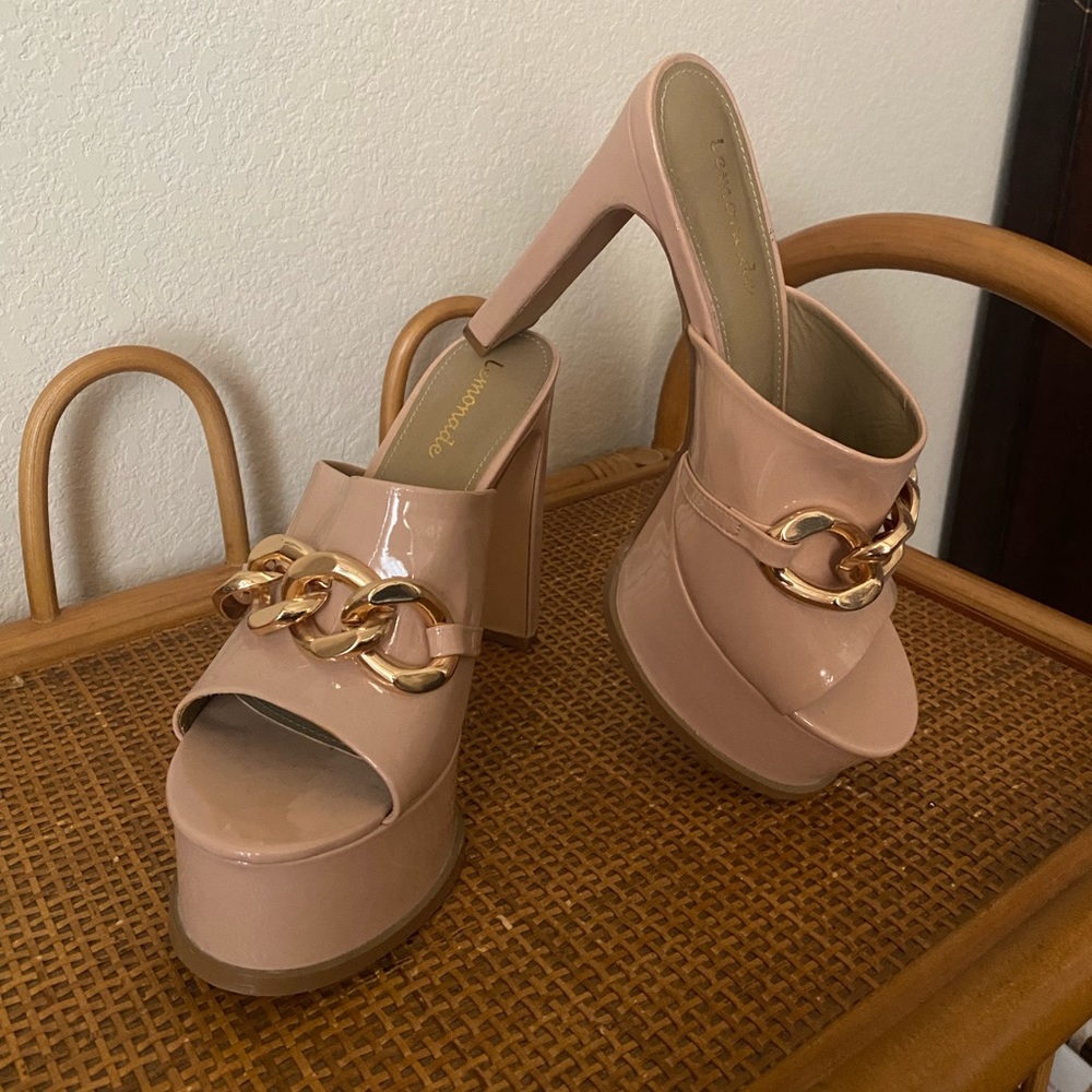 Fabulous nude patent platforms with chain accent size 7